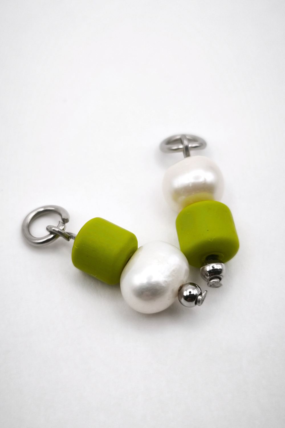 Paire de boucles d'oreilles modulaires composées d'une paire de créoles sur lesquelles une paire de modules est montée
